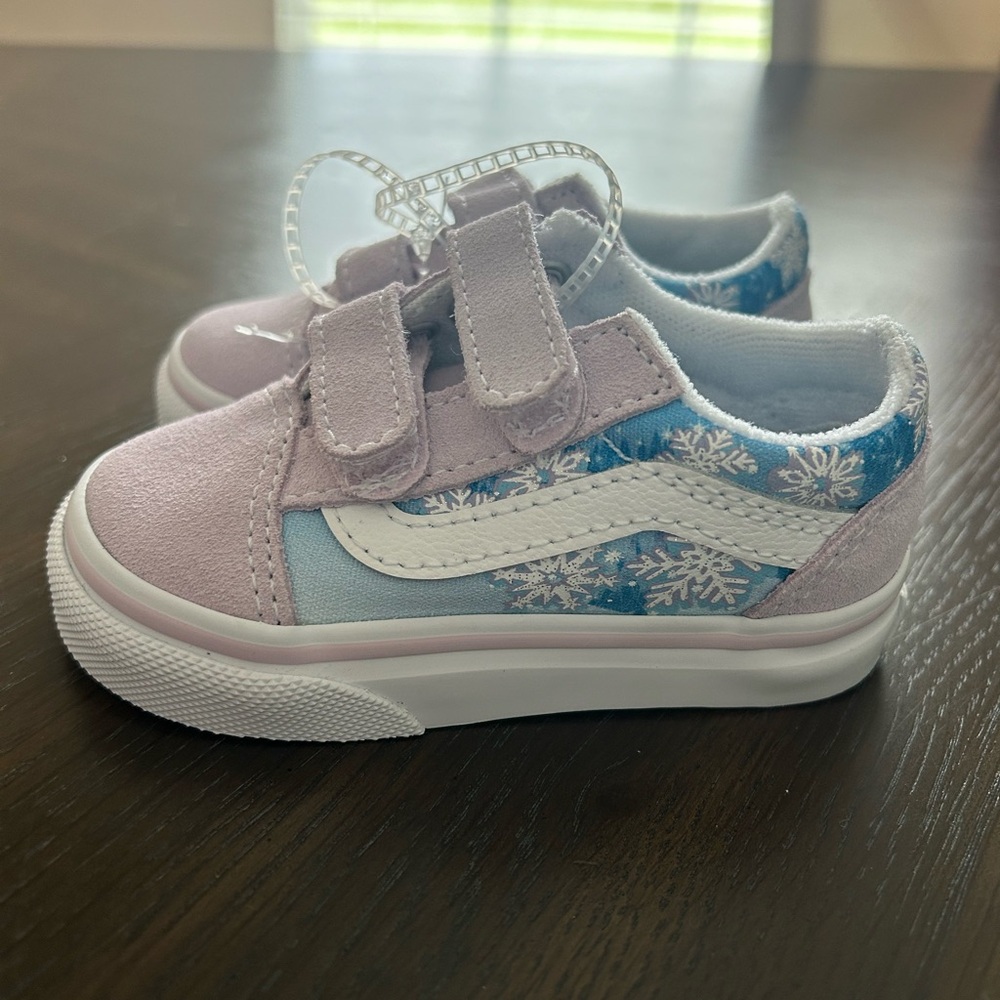 Vans size 5 toddler Old Skool Shoes - lavender/ blue with snowflakes